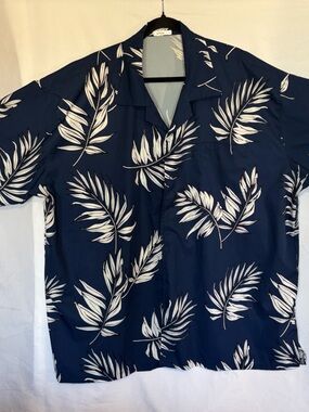 Men's Navy Blue Tropical Print Short Sleeve Button-Down Shirt with front pocket